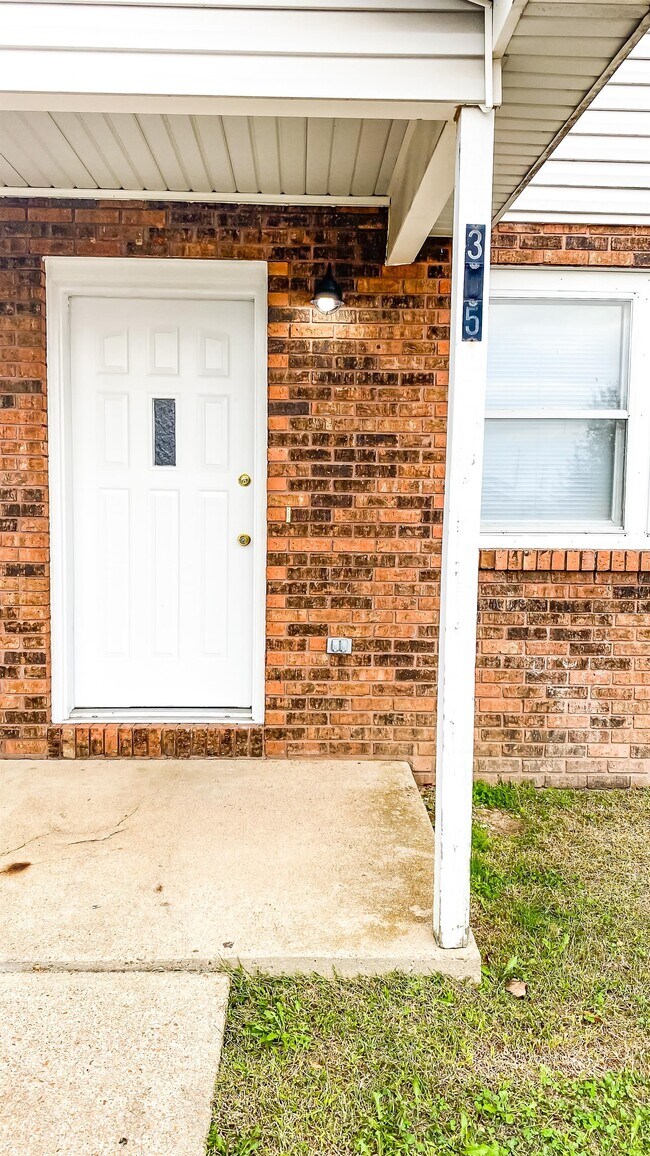 Building Photo - 305 Country Villa Ln