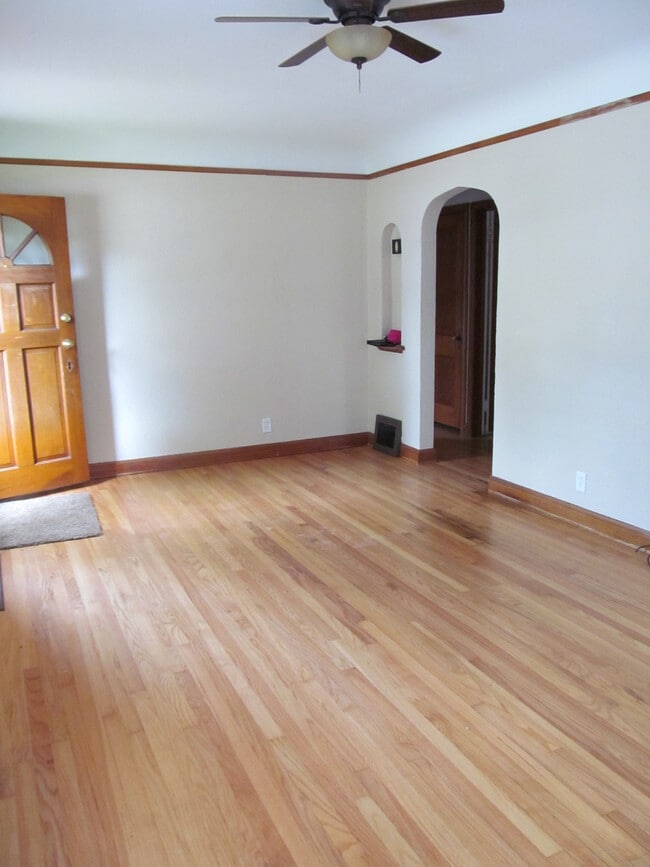 Front living room with view of front door and entry to hallway - 2231 Hamilton St SW