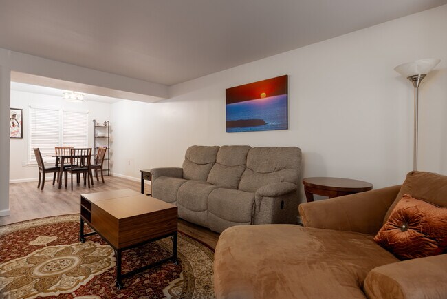 Building Photo - 231 E 2nd St