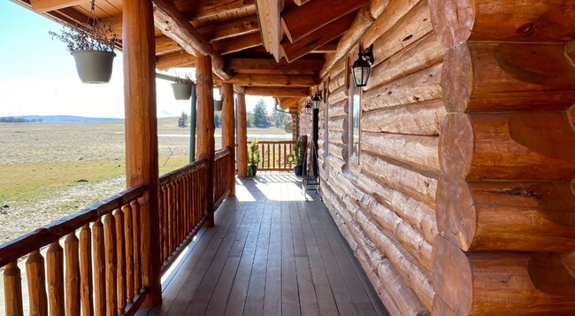 Foto del edificio - Beautifully Crafted Log Home