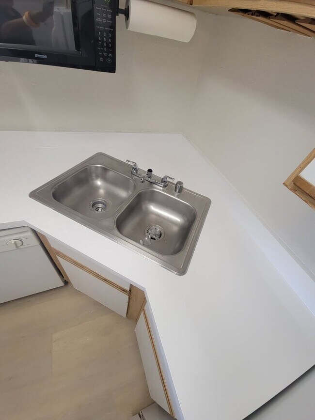 Foto del edificio - Spacious One Bedroom in Hillcrest! On-site laundry, and parking garage! Sm dogs OK!