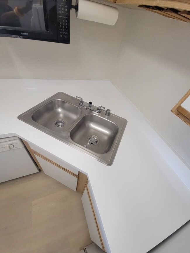 Building Photo - Spacious One Bedroom in Hillcrest! On-site laundry, and parking garage! Sm dogs OK!