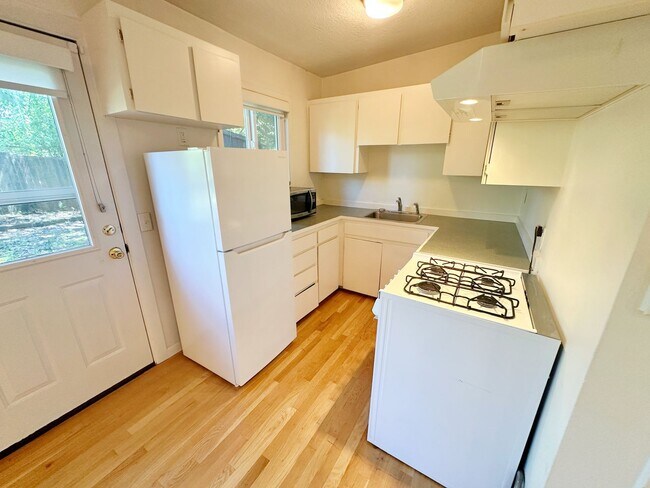 Foto del edificio - Beautiful 1-bedroom unit (half of a duplex...