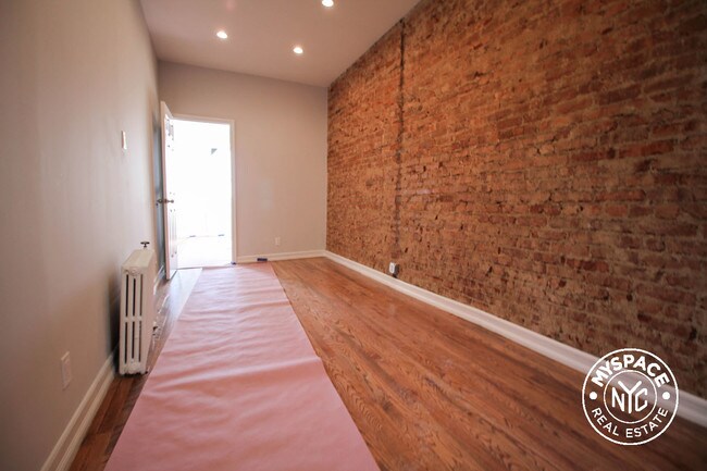 Foto del edificio - 1348 Willoughby Ave