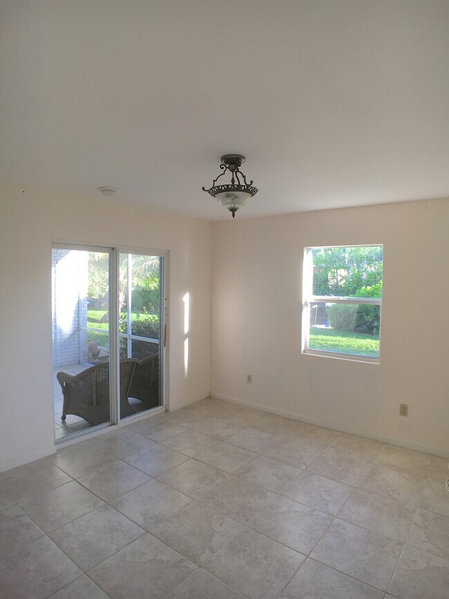 Foto del edificio - 1525 Curlew Ave