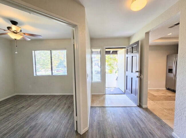 Foto del edificio - 956 Lupine Hills Dr