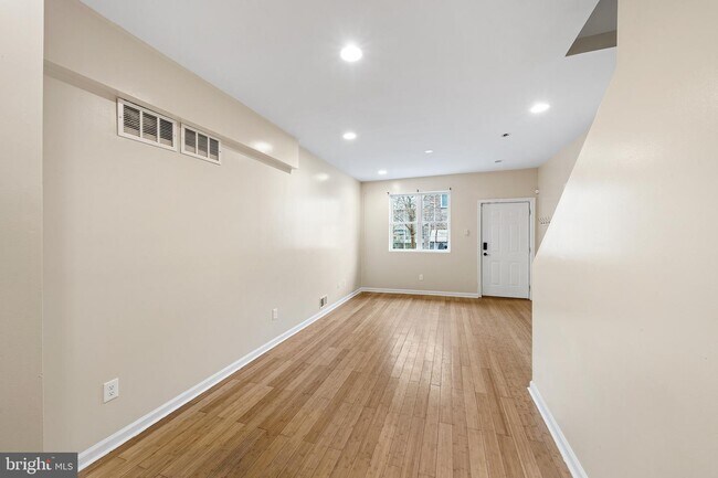 Foto del edificio - 1719 Titan St