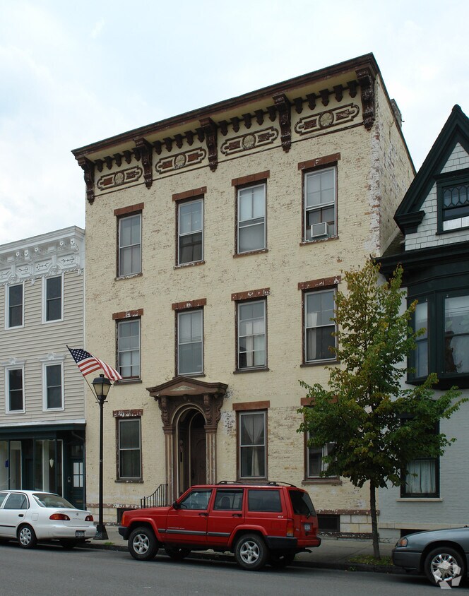 241 Warren St, Hudson, NY 12534 Apartments in Hudson, NY