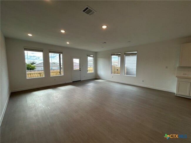 Building Photo - 728 Horsetail Ln