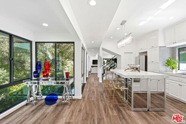 Foto del edificio - 2350 Benedict Canyon Drive