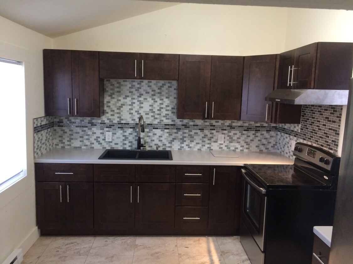 Foto principal - Remodeled premium 3 bed / 1 bath house wit...