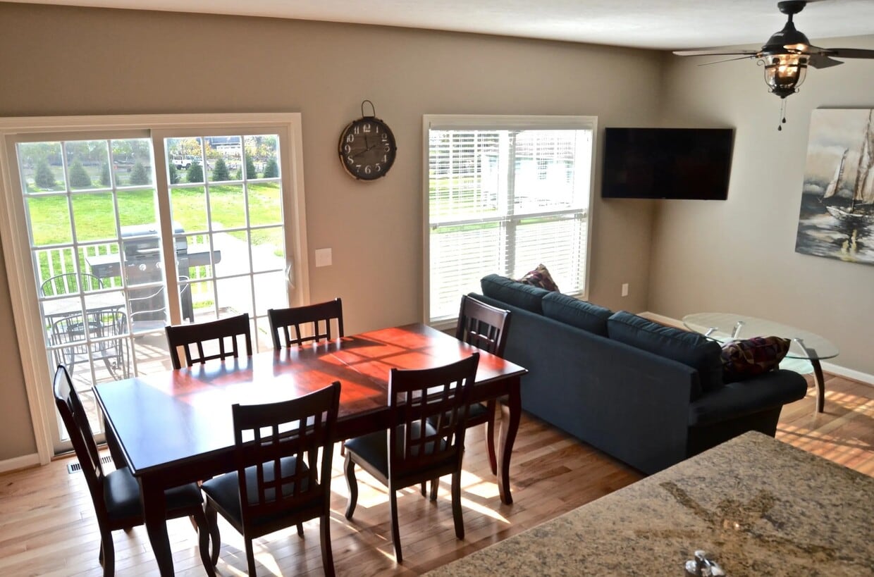 full furnished - 8388 Bay St