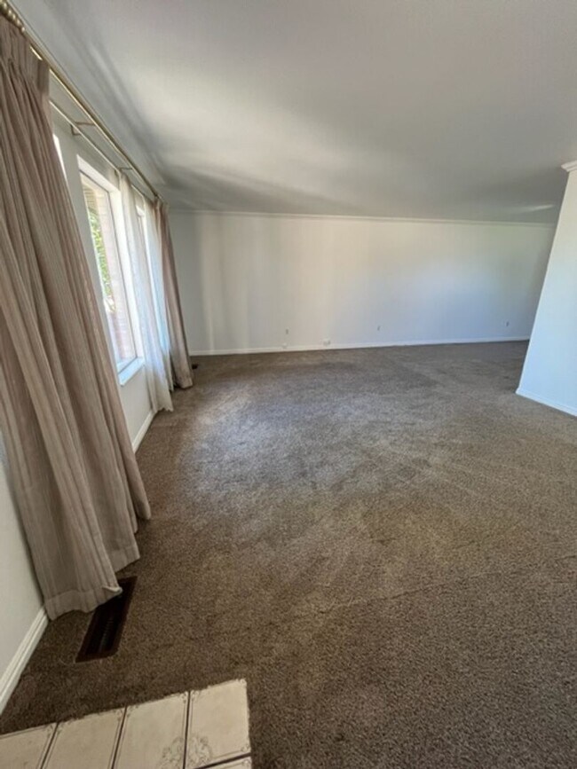 Building Photo - 3 Bedroom, 2.5 Bathroom Home
