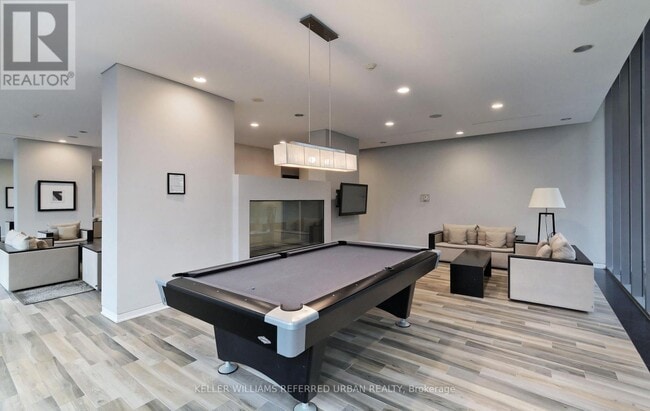 Building Photo - 33 Charles St E