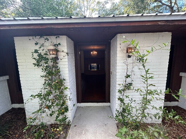 Foto del edificio - Spacious 3-Bedroom Home with Fenced Yard & Screened Porch in SE Ocala