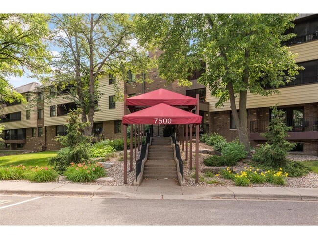 Foto del edificio - 7500 Cahill Rd