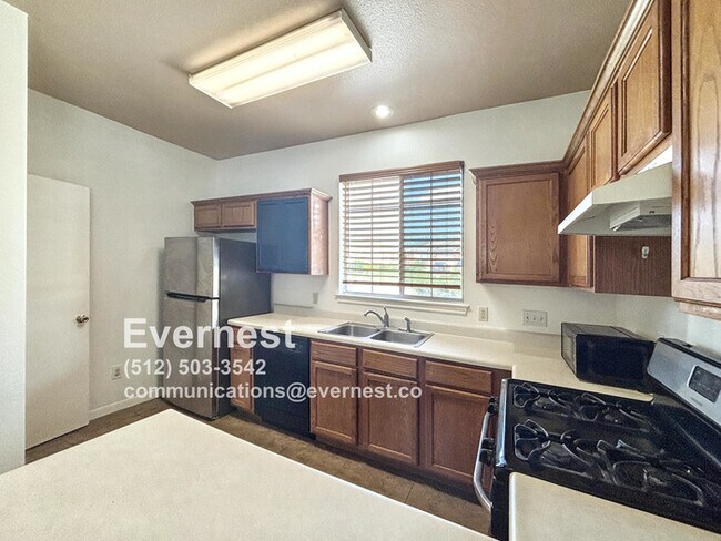 Foto del edificio - Charming 3-Bedroom Home in a Convenient Ne...