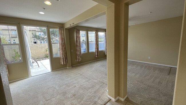 Building Photo - 13325 Calle Del Campo