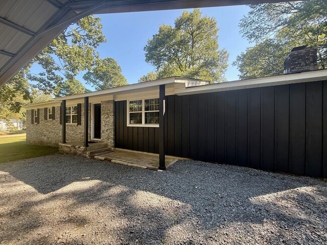 Foto del edificio - 2806 Hurricane Lake Rd