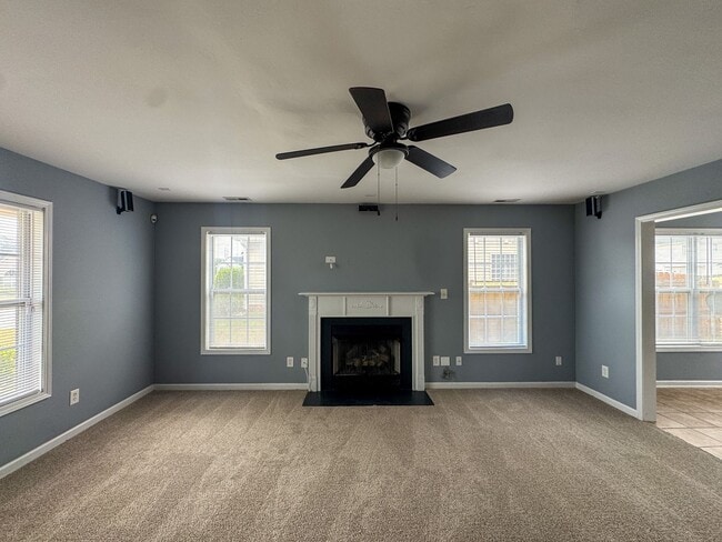 Foto del edificio - Spacious 3 Bed 2.5 Bath Home with Fenced Backyard