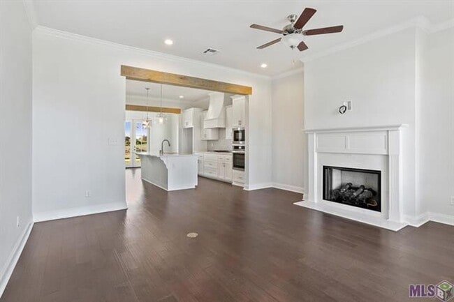 Building Photo - Stunning home in Waters Edge!
