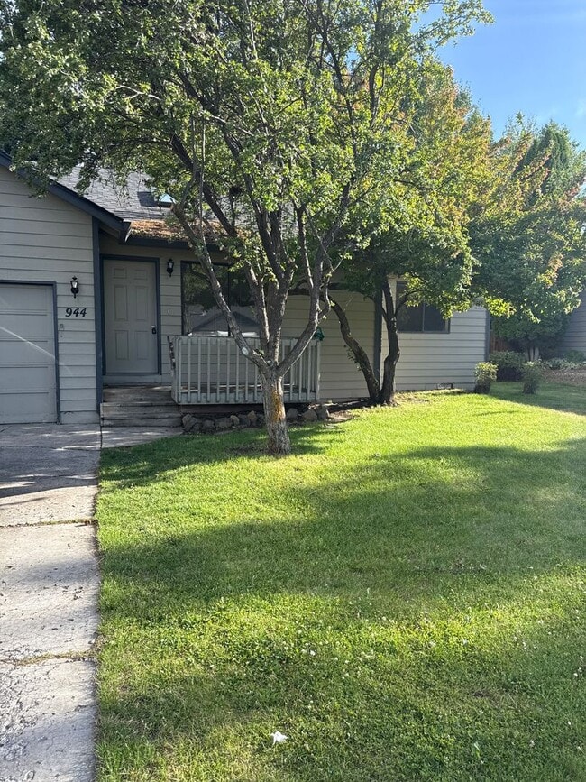 Building Photo - 944 NE Lena Pl