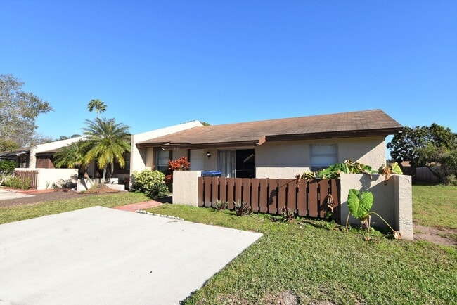 Building Photo - UPDATED 3BR 2BA East Orlando END UNIT in R...