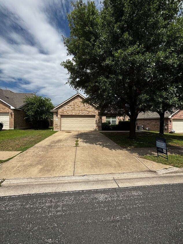 Foto principal - Charming 3 Bed, 2 Bath Home | 2,166 Sq Ft ...