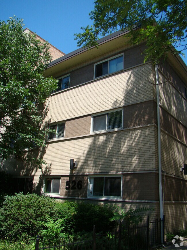 Building Photo - 526 W Roscoe St