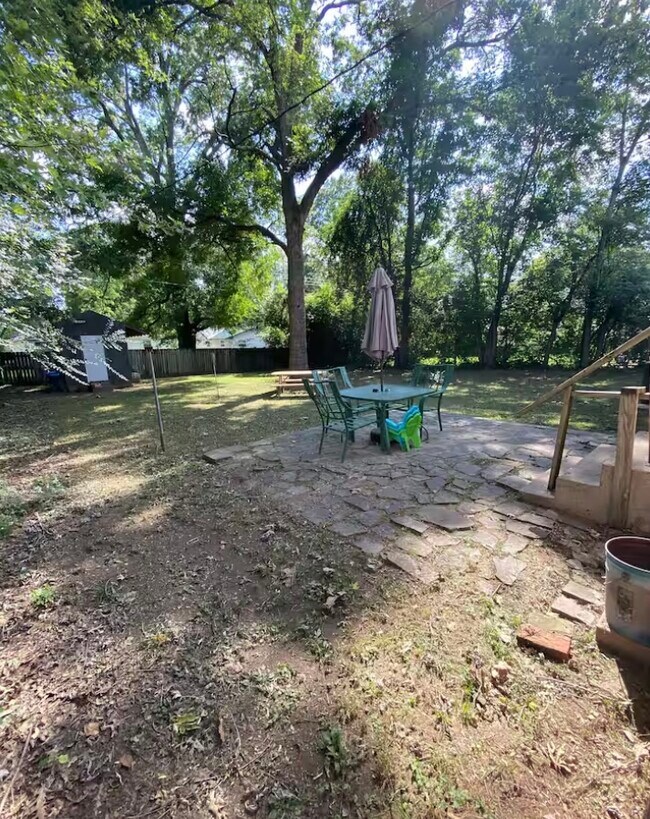 Patio trasero completamente cercado - 513 Hayes St