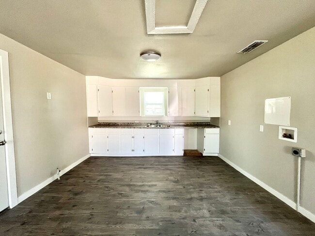 Building Photo - 2 Bedroom Home at Parkway and Cherry Point!