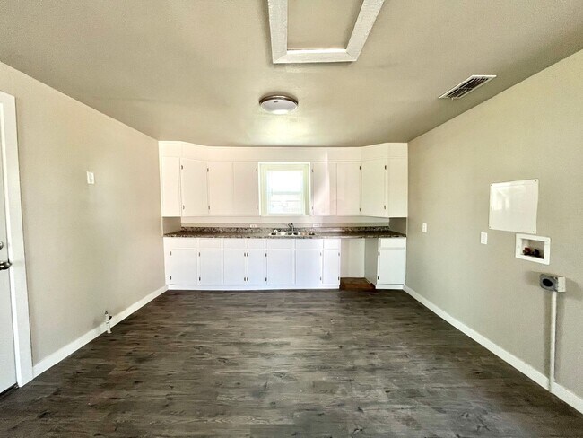Foto del edificio - 2 Bedroom Home at Parkway and Cherry Point!