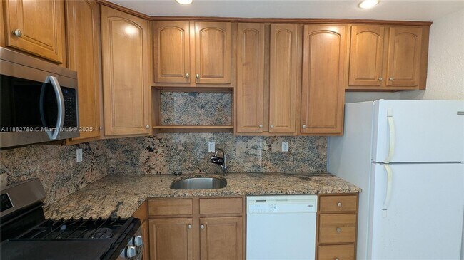 Building Photo - 8650 SW 67th Ave
