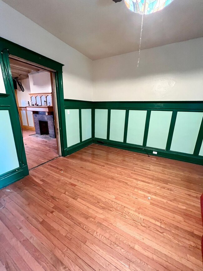 Building Photo - Huge 6-Bed/2-Bath Townhome Maintains the H...