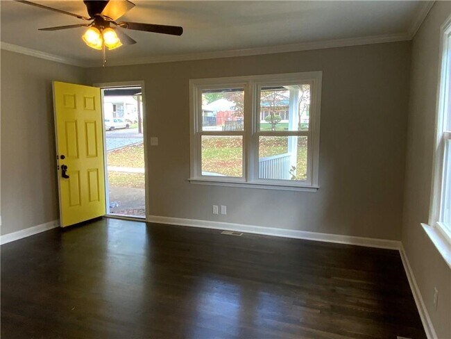 Building Photo - 578 Oakhurst Dr