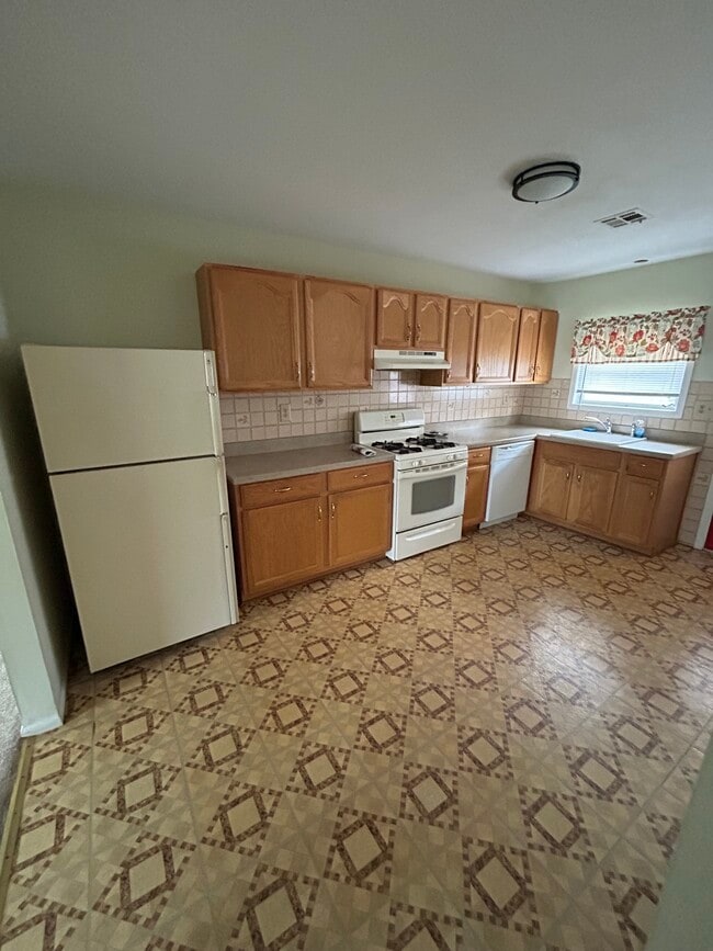 Kitchen - 53 Vail St