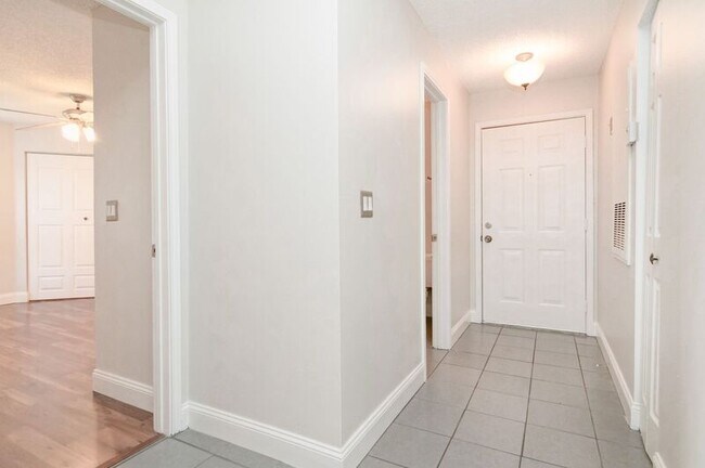 Building Photo - 2504 Grassy Point Dr