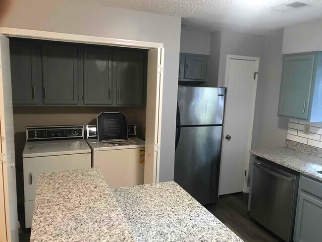 Foto del edificio - 1804 Pine Tree Dr