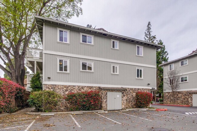 Foto del edificio - Refreshed 2/2 Second Floor Campbell Condominium in Great Location! Attached Garage & Additional S...