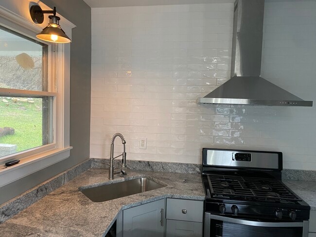 Building Photo - 2303 Center St