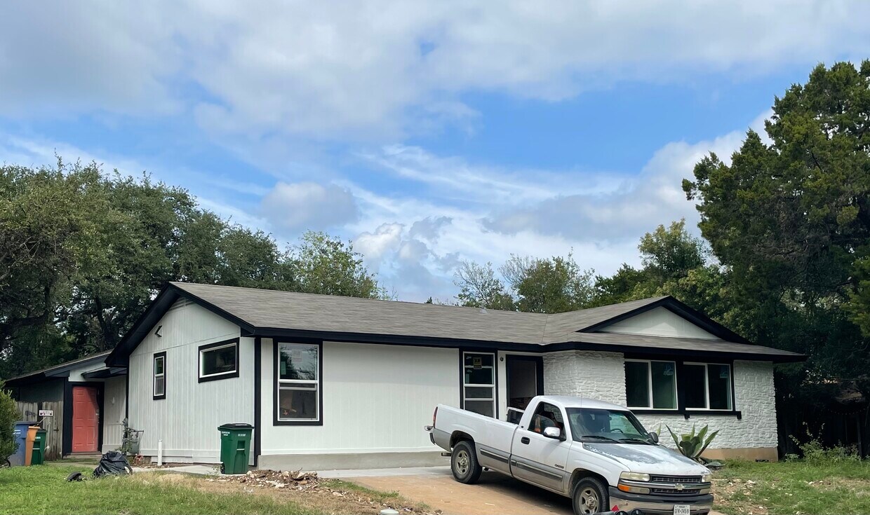 Building Photo - 900 Ramble Ln
