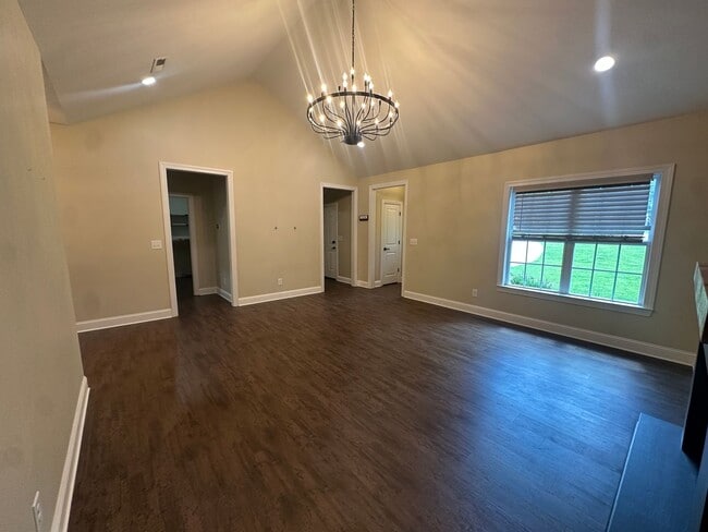 Building Photo - 32 Sarjon Cir