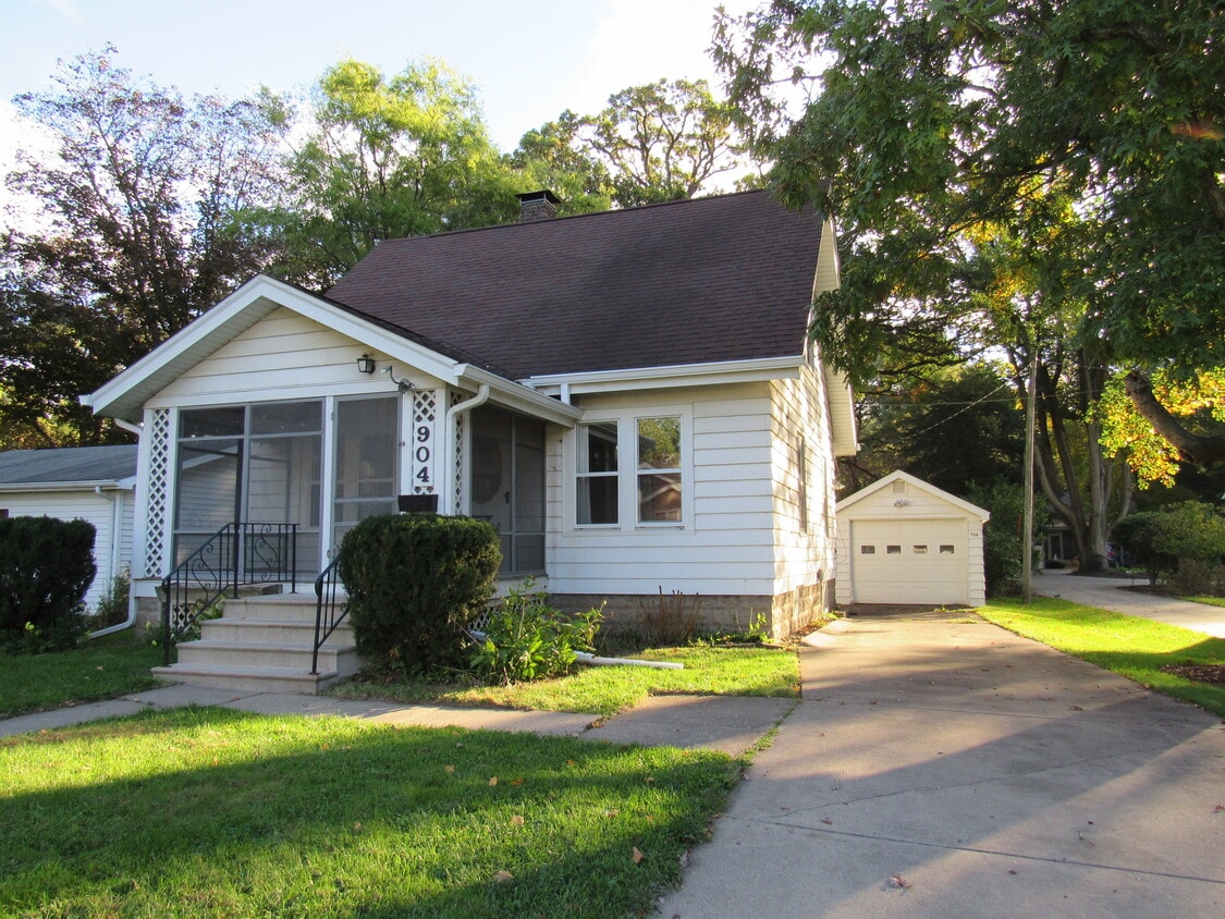 904 37th St, Moline, IL 61265 House Rental in Moline, IL