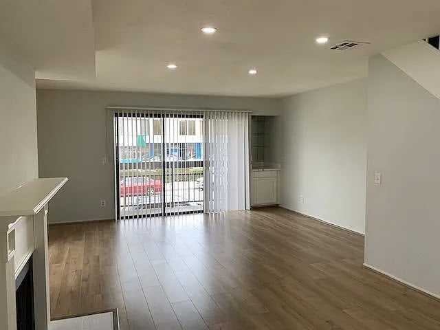 Apt. 101 - Livingroom - 800 E Wilson Ave