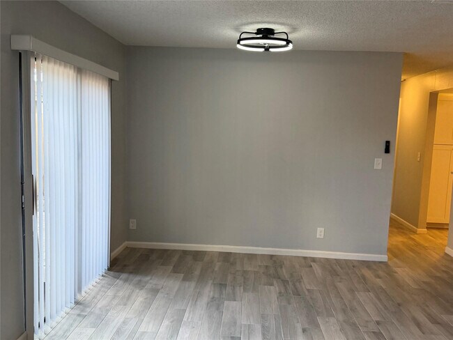 Foto del edificio - 6522 Harbour Rd