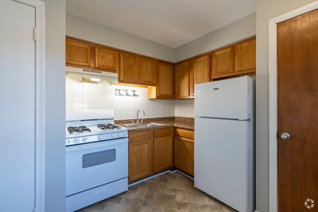 2BR, 1BA - 650SF - Kitchen - Campbell Apartments