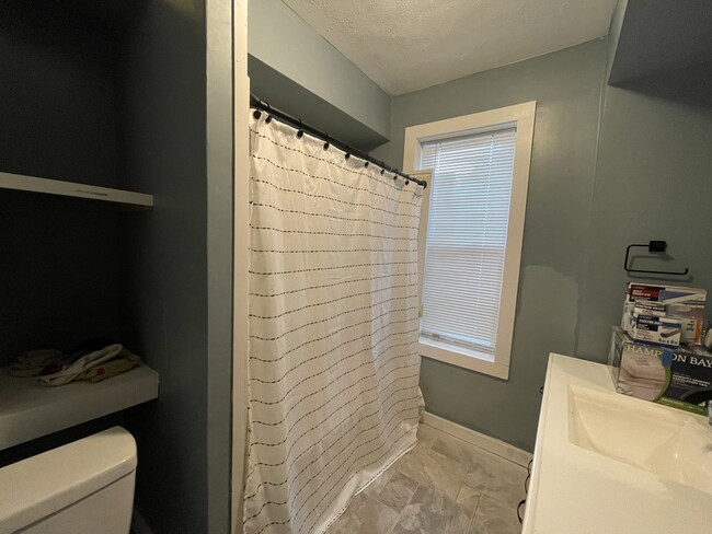 Bathroom tub and shower combo - 3013 Leahy St