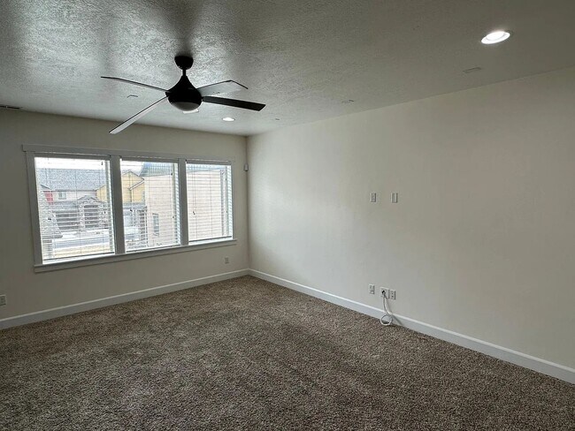 Building Photo - Luxurious Spacious layout in convenient Sa...