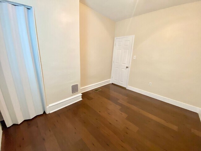 Building Photo - Spacious 3 Bedroom Available Now
