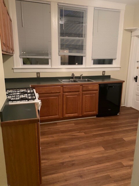 Kitchen - 1581 Lee St E